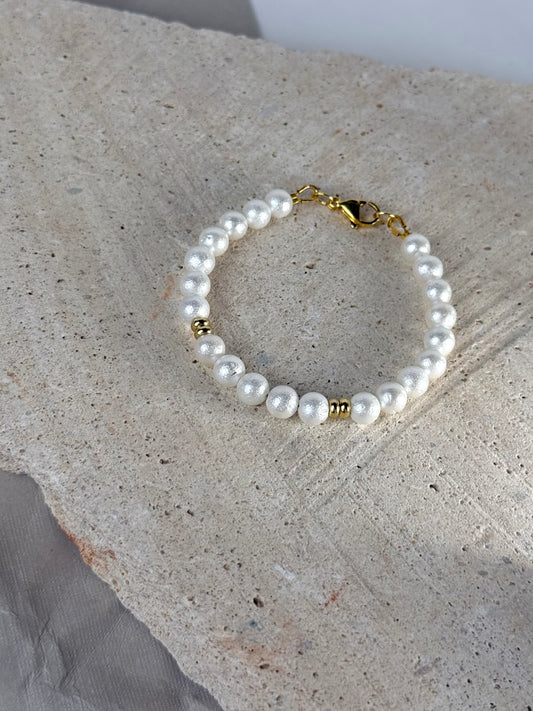 Wrinkled Pearl Gold Accent Bracelet